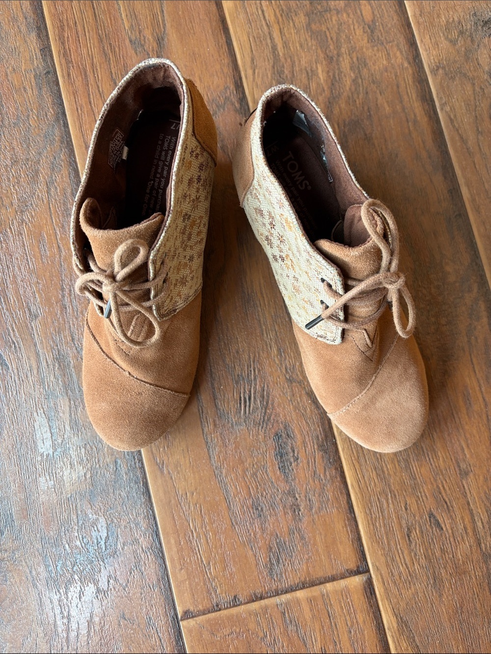 TOMS Tan Suede Lace-Up Ankle Boots with Patterned Side Panels - Size 7